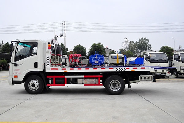 大运奥普力国五蓝牌一拖二清障车(带液压尾板)左侧