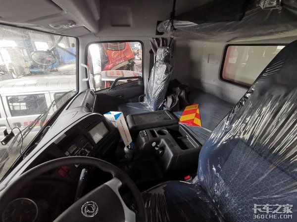 这台冷藏车少见 拉的货物竟是电子元件