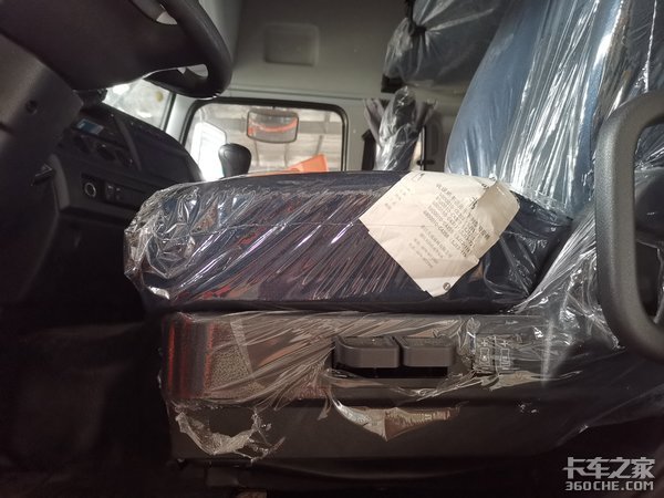 这台冷藏车少见 拉的货物竟是电子元件