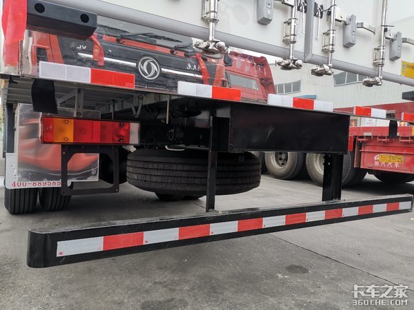 这台冷藏车少见 拉的货物竟是电子元件