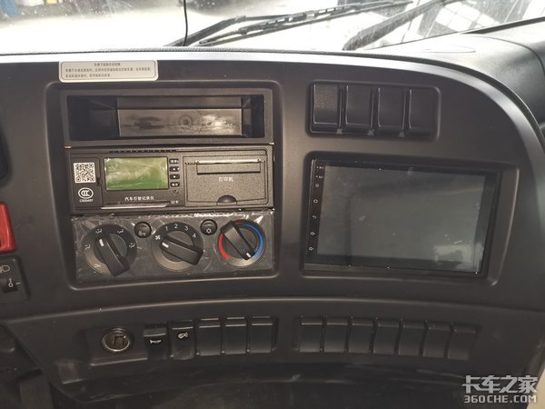 这台冷藏车少见 拉的货物竟是电子元件