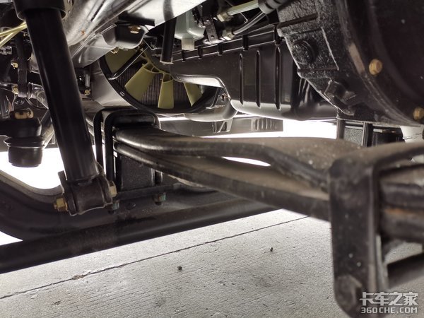 这台冷藏车少见 拉的货物竟是电子元件