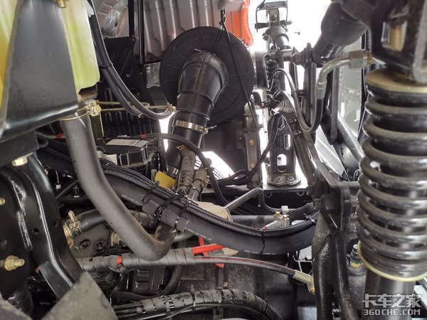 这台冷藏车少见 拉的货物竟是电子元件