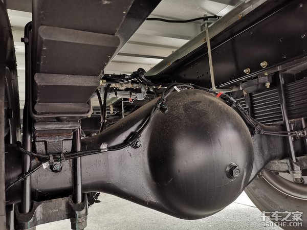 这台冷藏车少见 拉的货物竟是电子元件