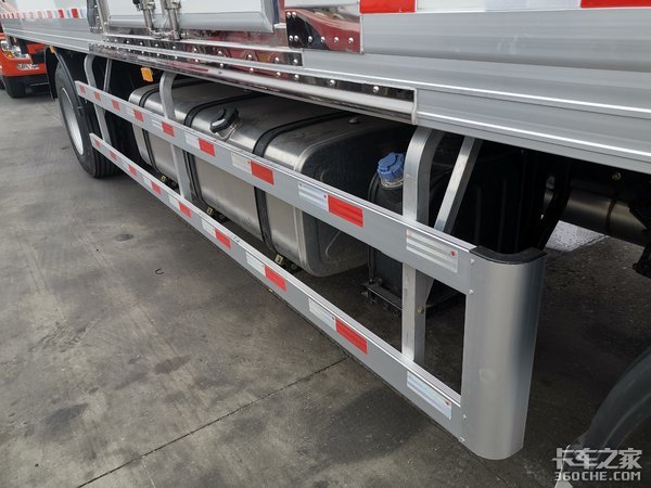 这台冷藏车少见 拉的货物竟是电子元件