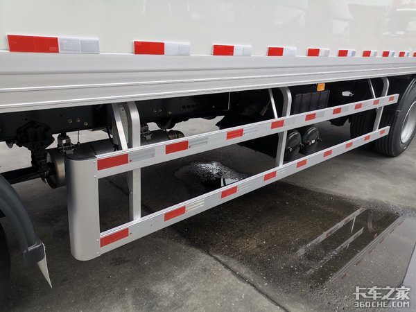 这台冷藏车少见 拉的货物竟是电子元件