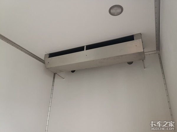 这台冷藏车少见 拉的货物竟是电子元件