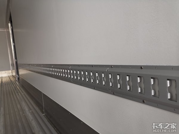 这台冷藏车少见 拉的货物竟是电子元件