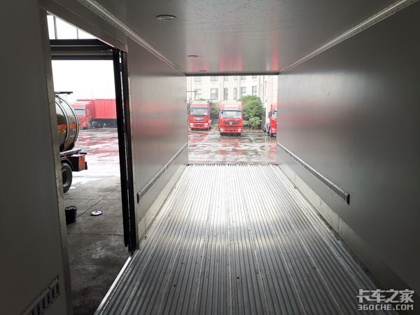 这台冷藏车少见 拉的货物竟是电子元件