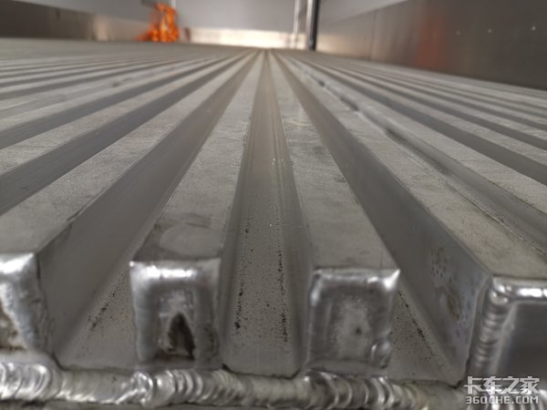 这台冷藏车少见 拉的货物竟是电子元件