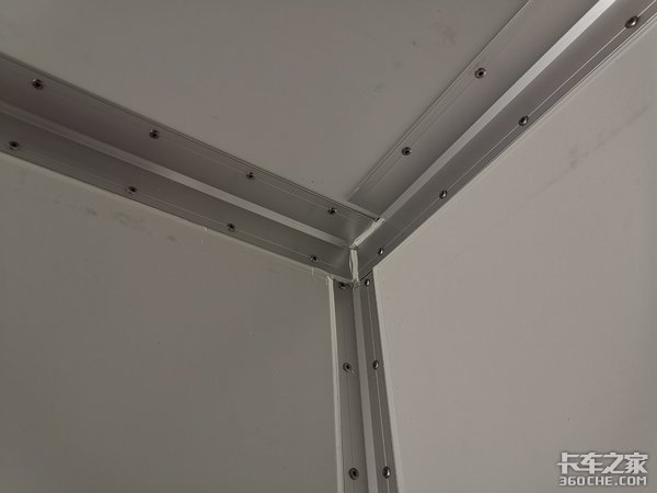 这台冷藏车少见 拉的货物竟是电子元件