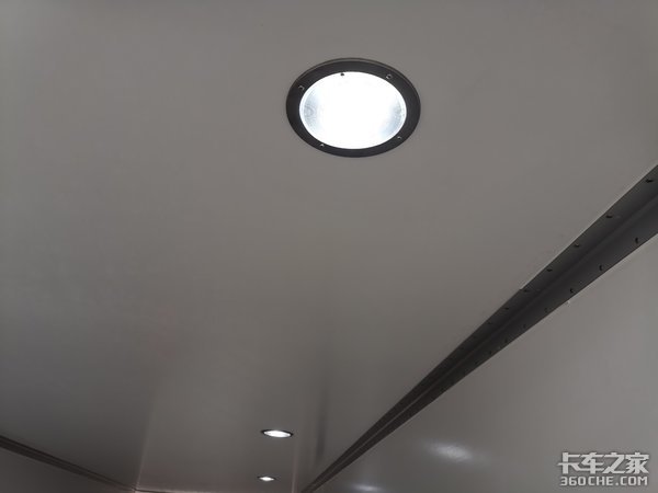 这台冷藏车少见 拉的货物竟是电子元件