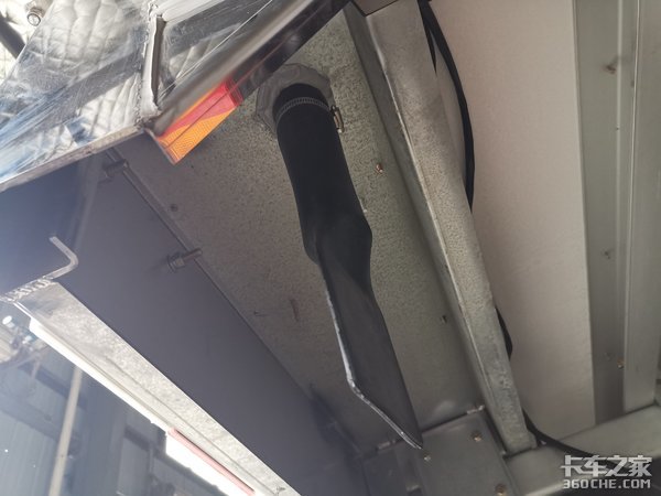 这台冷藏车少见 拉的货物竟是电子元件