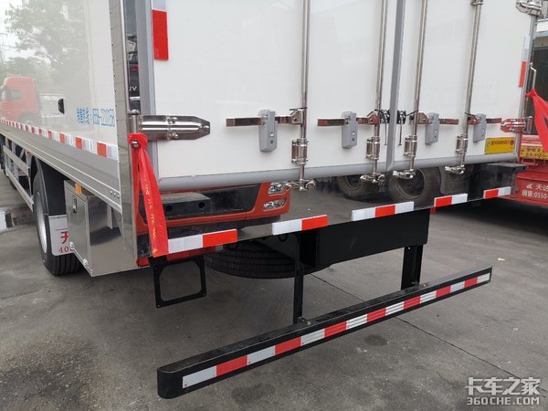 这台冷藏车少见 拉的货物竟是电子元件