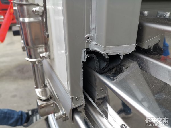 这台冷藏车少见 拉的货物竟是电子元件