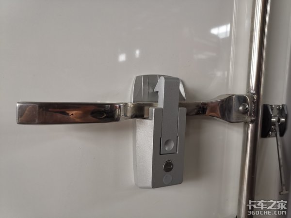 这台冷藏车少见 拉的货物竟是电子元件