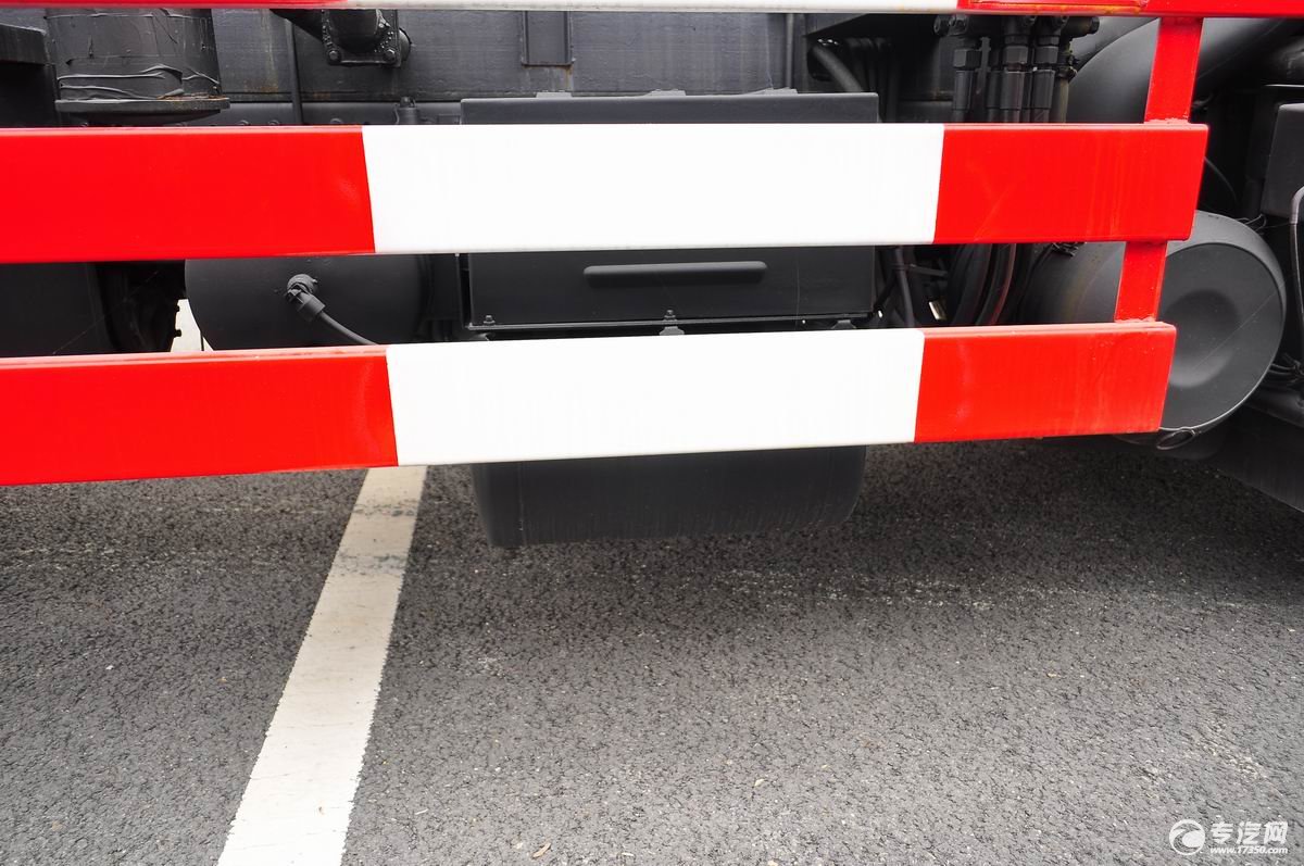 东风多利卡D9吸污车电瓶2