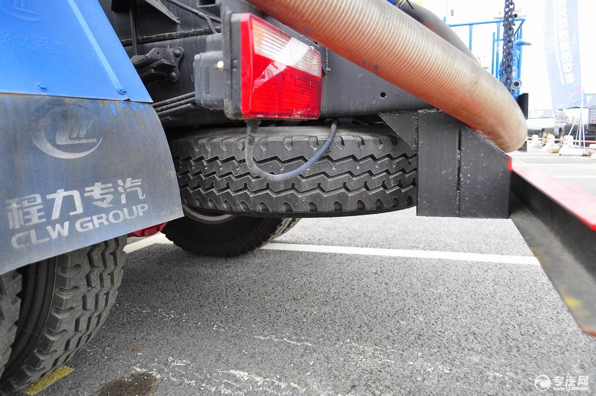 东风多利卡D9吸污车备胎