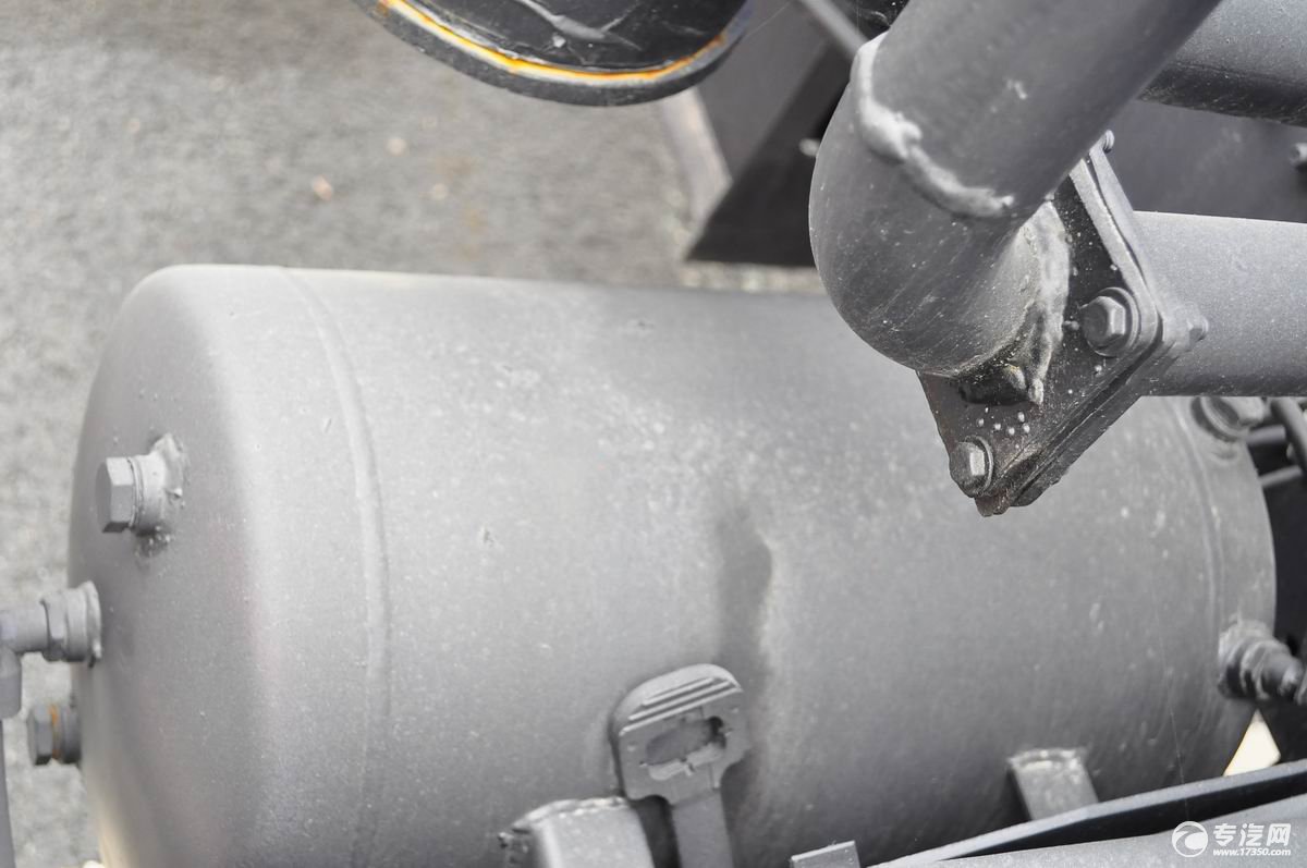 东风多利卡D9吸污车储气罐