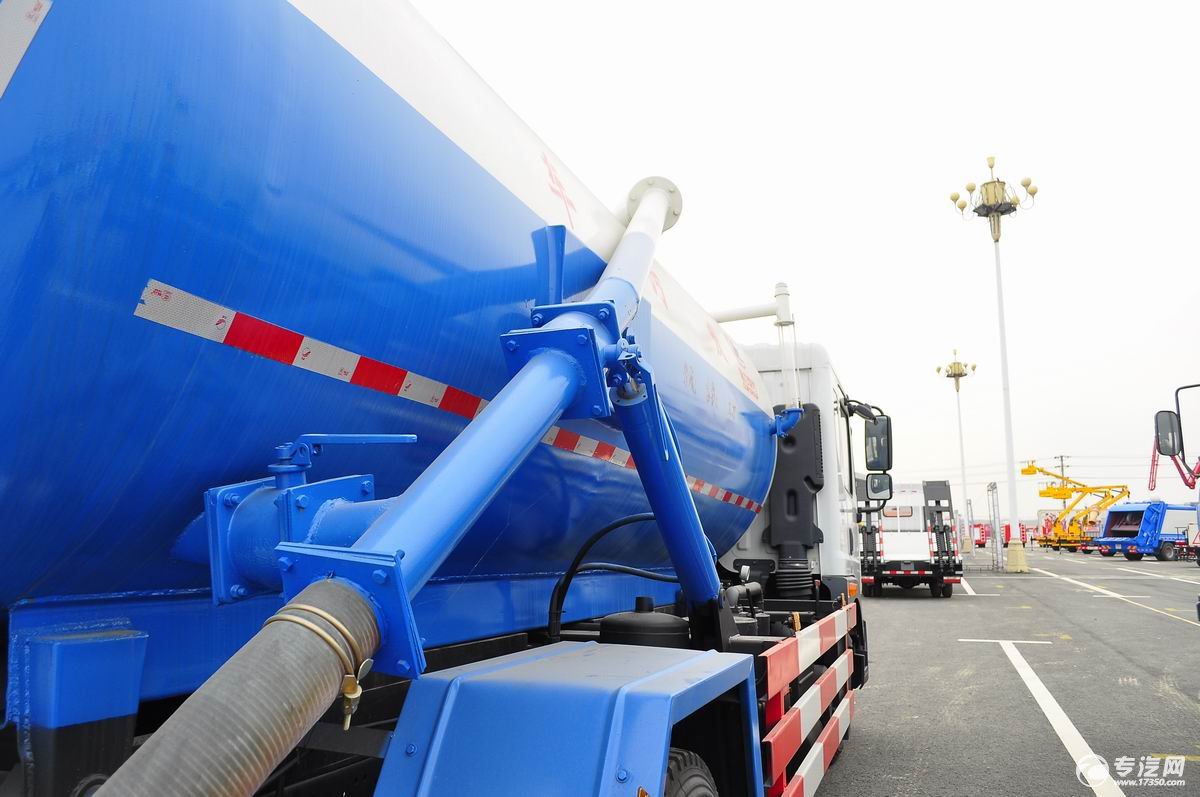 东风多利卡D9吸污车自卸液压油缸1