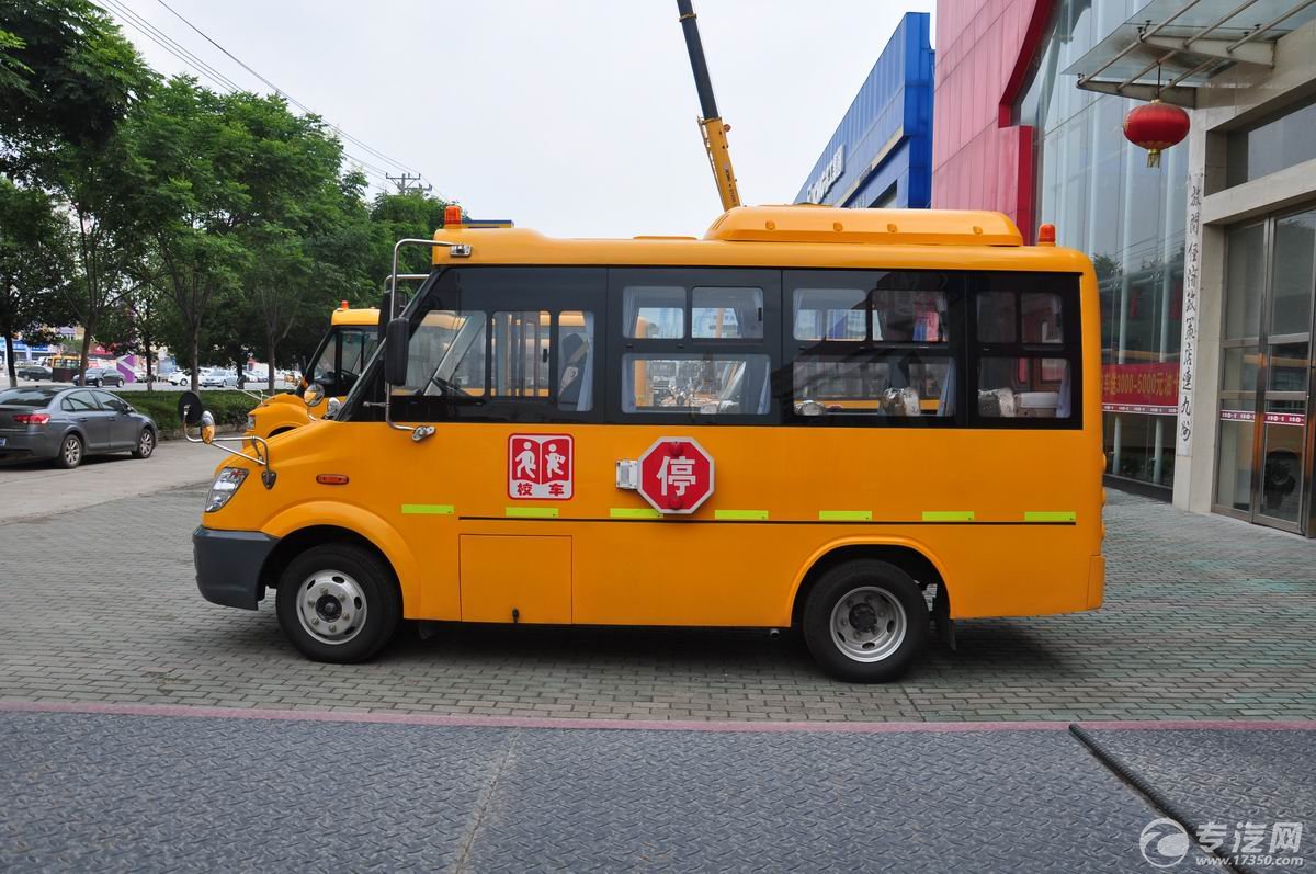少林19座幼儿园校车左侧