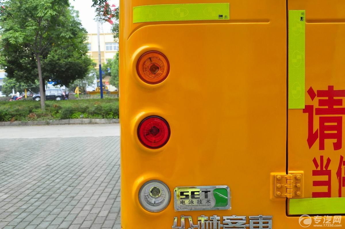 少林19座幼儿园校车后灯