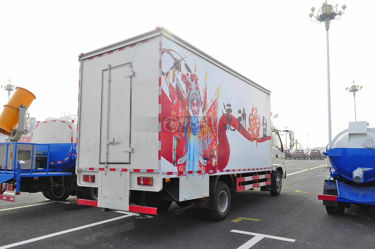 凯马骏驰4200单桥5.4米舞台车右后45°图