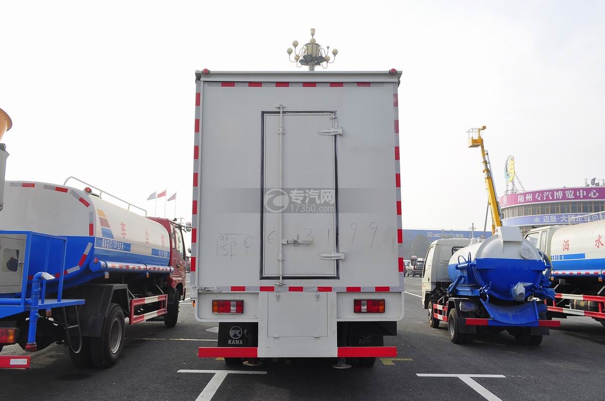 凯马骏驰4200单桥5.4米舞台车后面图