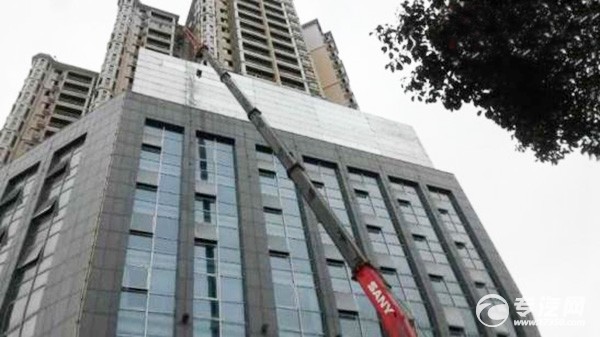 大型吊车助力湘潭市五里堆街道拆除违建广告牌