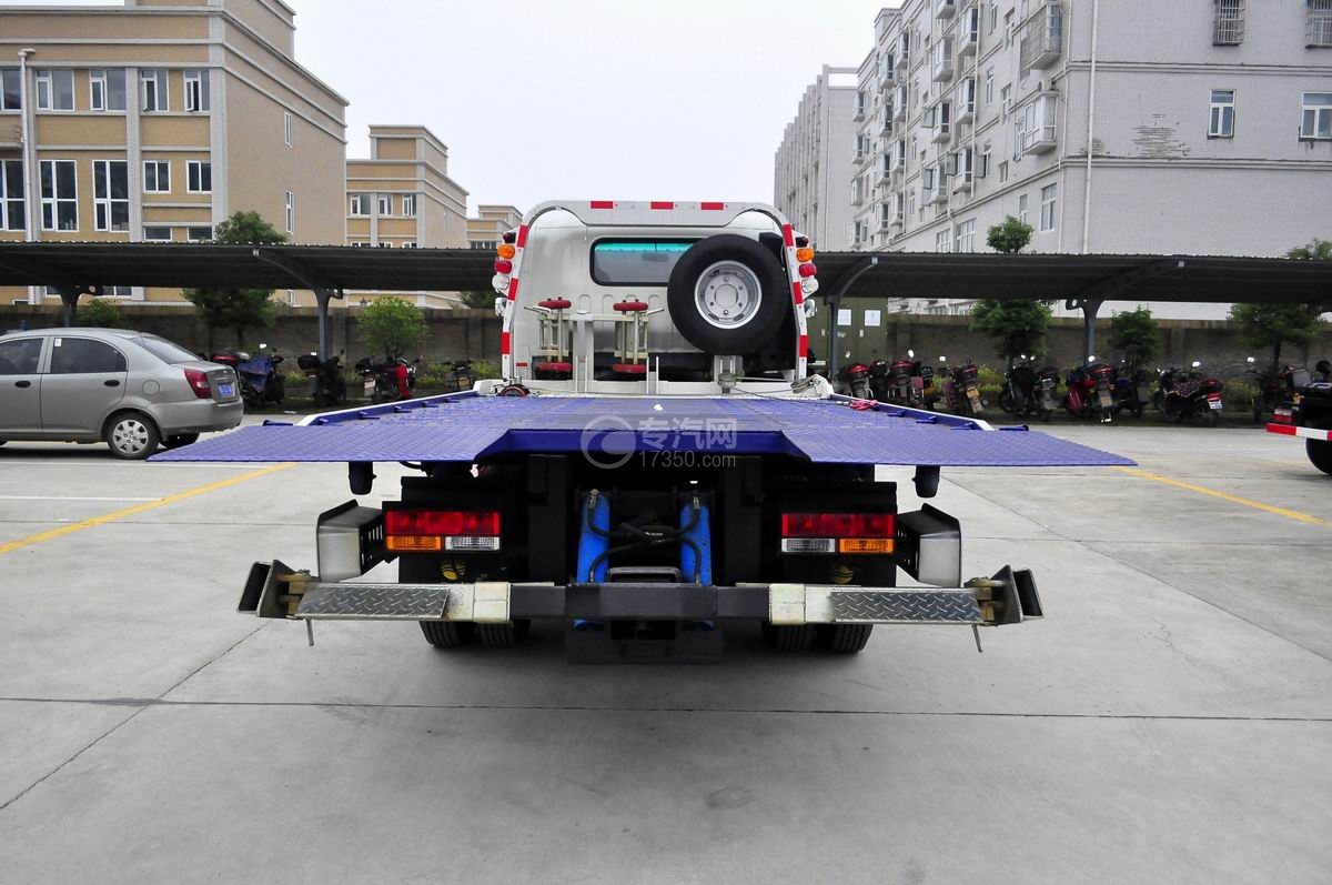 大运奥普力蓝牌一拖二清障车(带液压尾板)后面