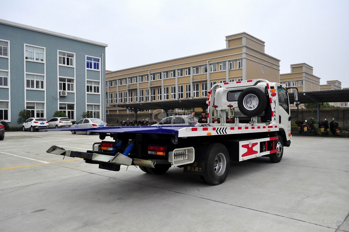 大运奥普力蓝牌一拖二清障车(带液压尾板)右后面