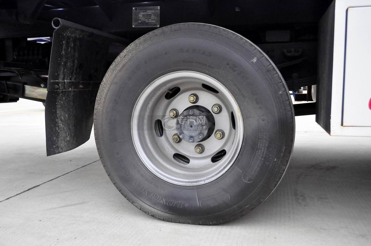 大运奥普力蓝牌一拖二清障车(带液压尾板)后胎