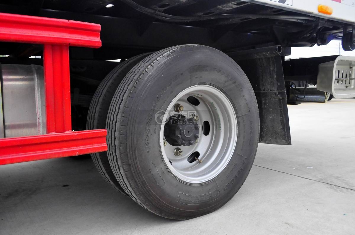 大运奥普力蓝牌一拖二清障车(带液压尾板)前胎