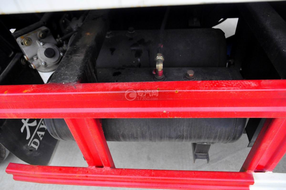 大运奥普力蓝牌一拖二清障车(带液压尾板)储气罐