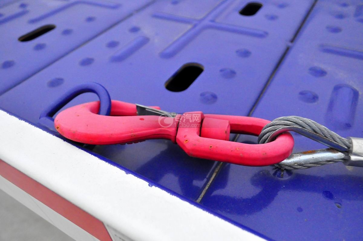 大运奥普力蓝牌一拖二清障车(带液压尾板)锁钩