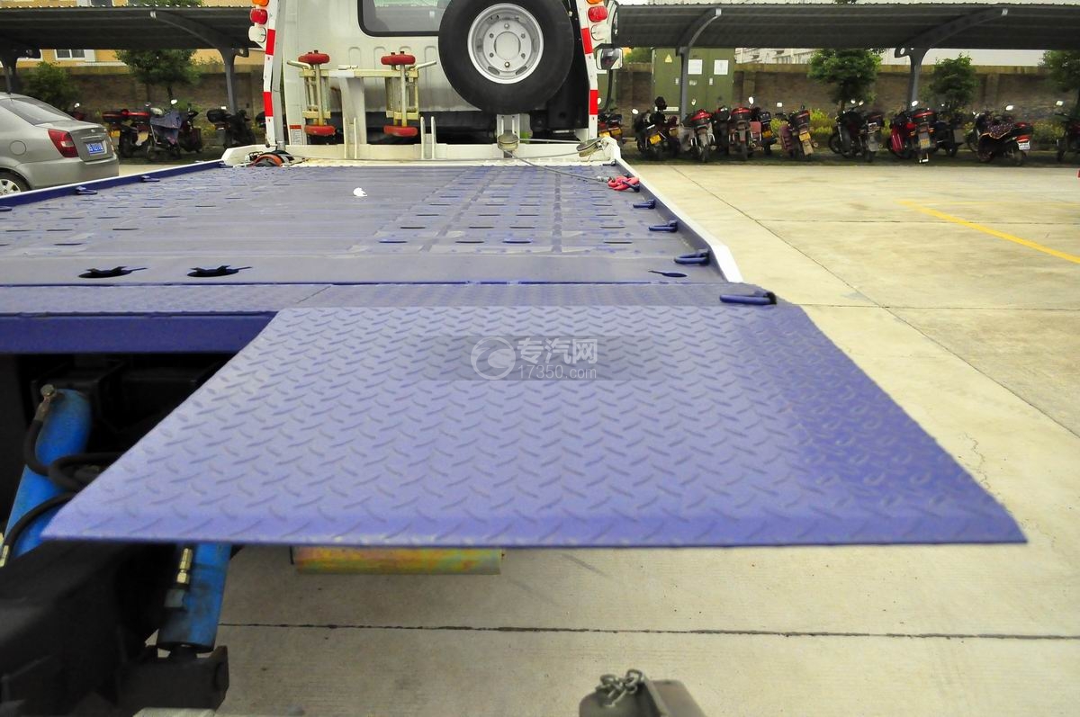 大运奥普力蓝牌一拖二清障车(带液压尾板)尾板右侧