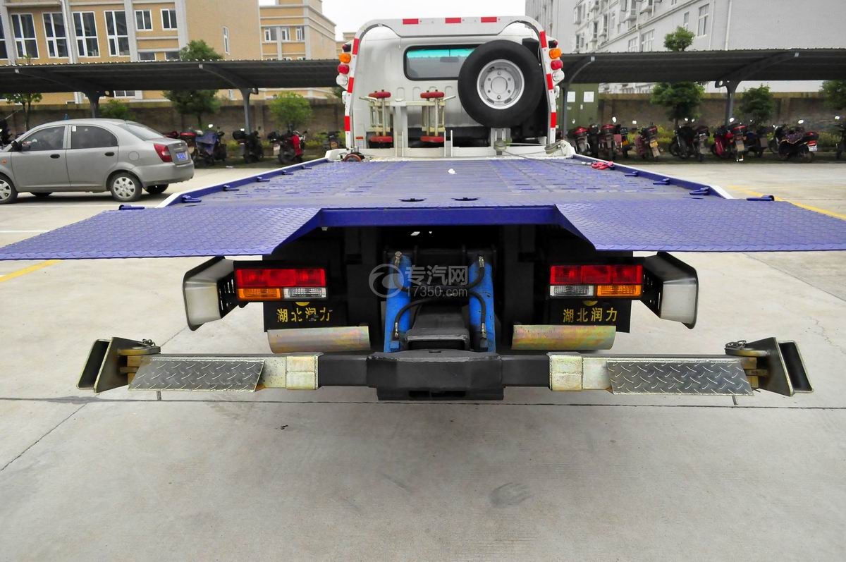 大运奥普力蓝牌一拖二清障车(带液压尾板)平台后面