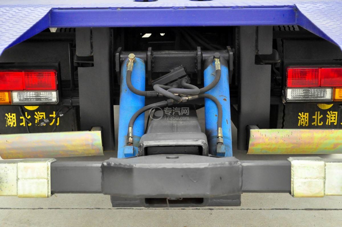 大运奥普力蓝牌一拖二清障车(带液压尾板)托臂