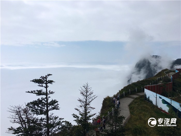 峨眉山金顶