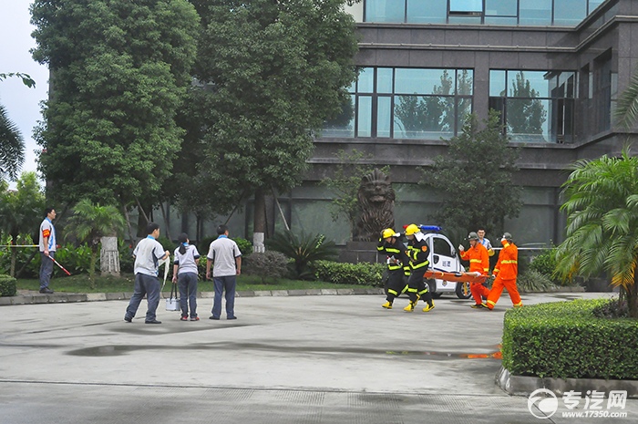 成都大运消防演练紧急救护伤员