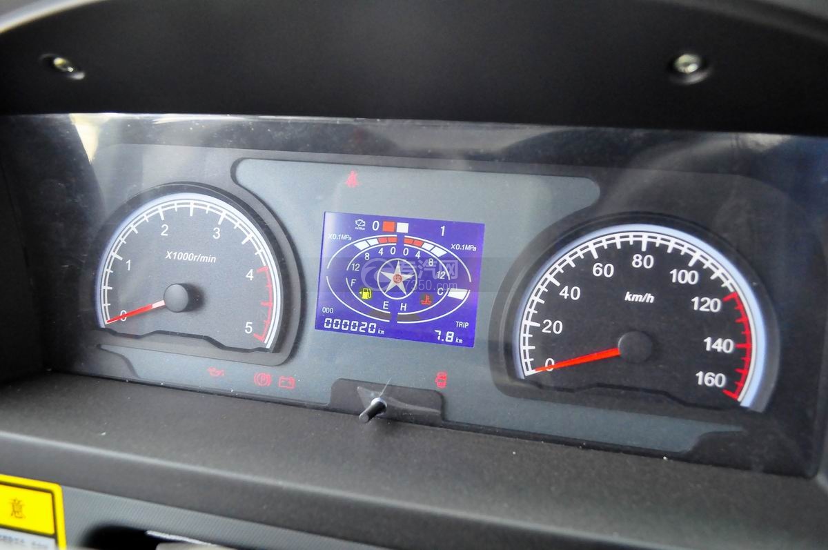 大运奥普力国五一拖二带吊清障车仪表盘细节