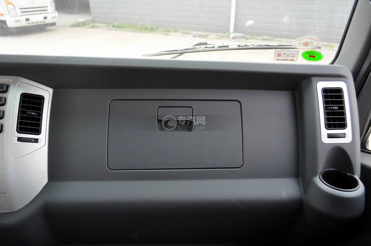 大运奥普力国五一拖二带吊清障车储物暗格