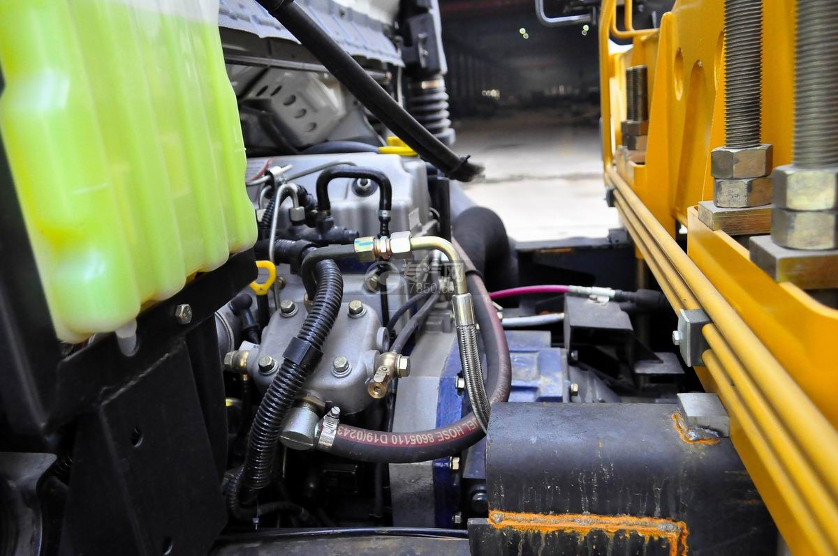 大运奥普力国五一拖二带吊清障车发动机