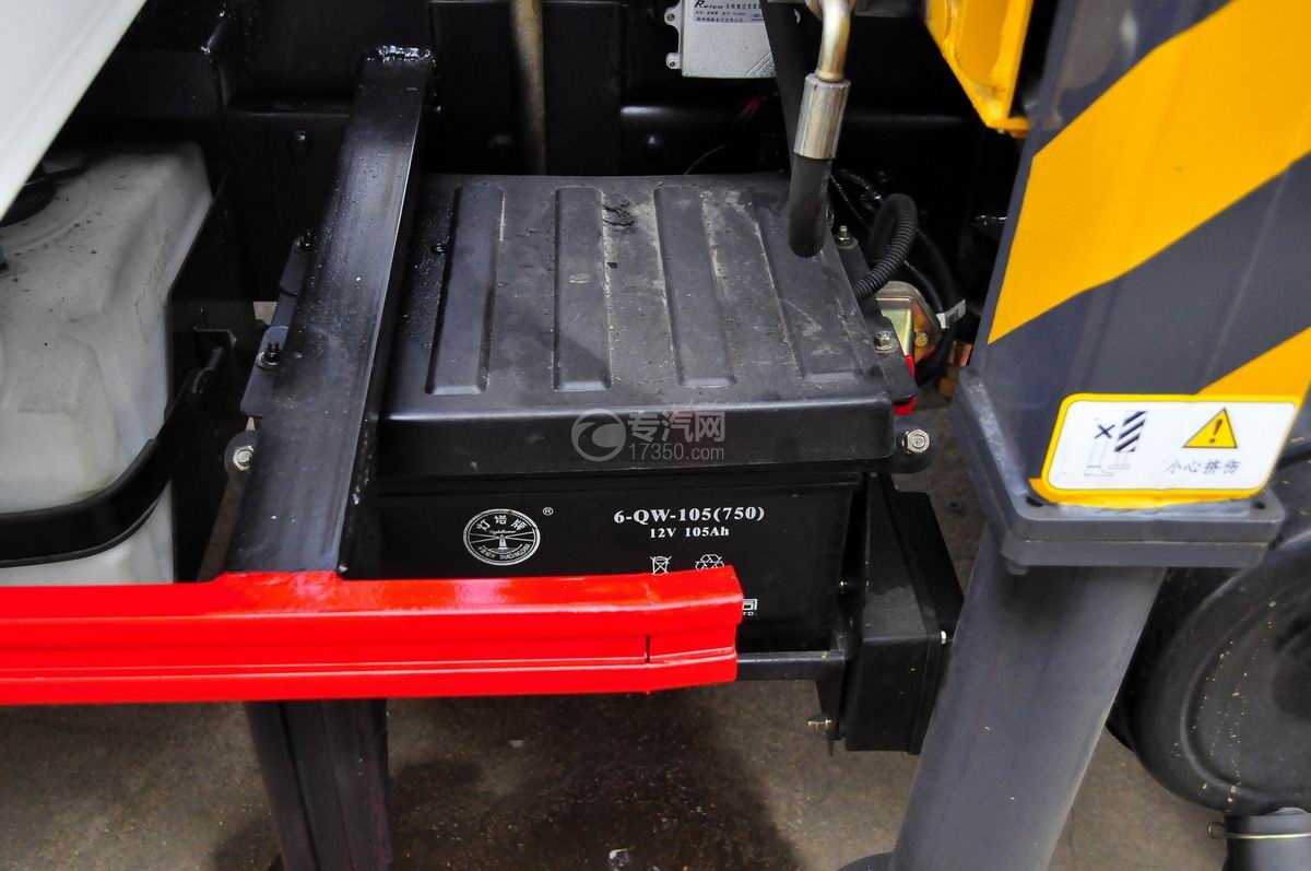 大运奥普力国五一拖二带吊清障车蓄电池