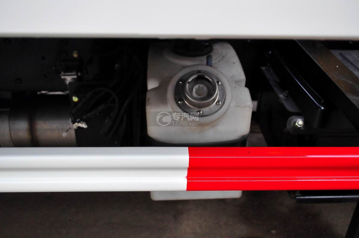 大运奥普力国五一拖二带吊清障车尿素罐