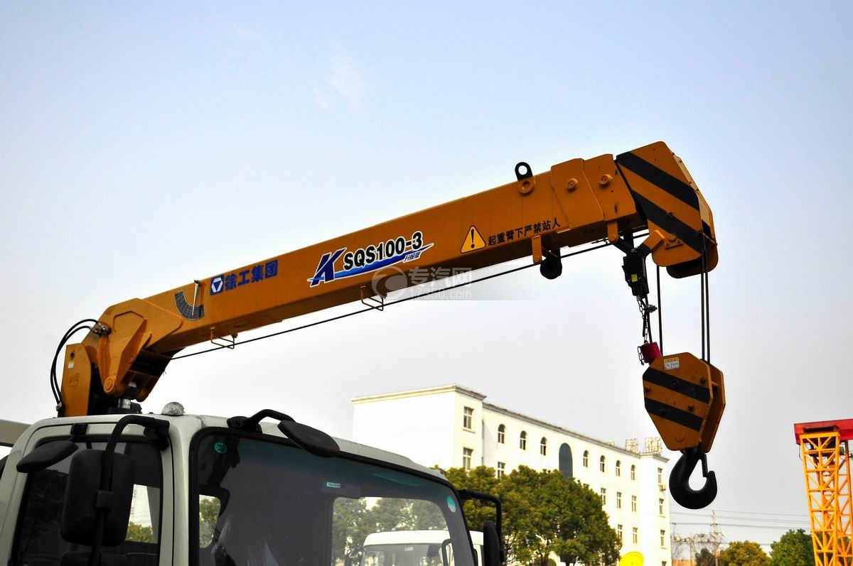 大运奥普力国五一拖二带吊清障车吊臂