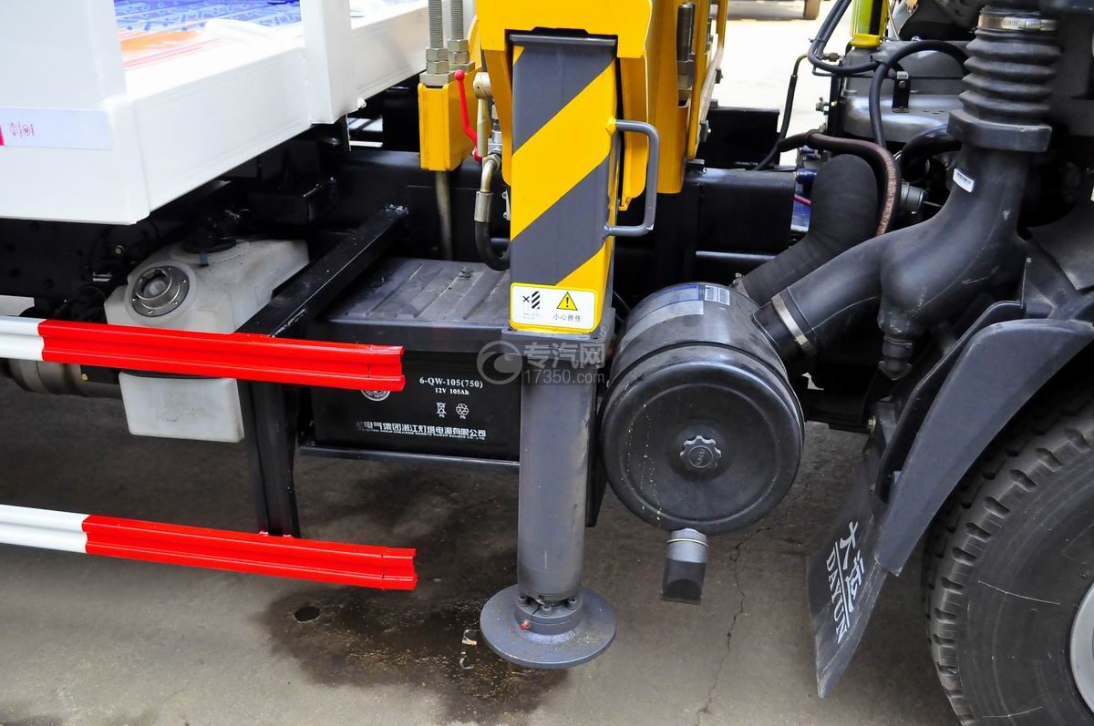 大运奥普力国五一拖二带吊清障车支腿