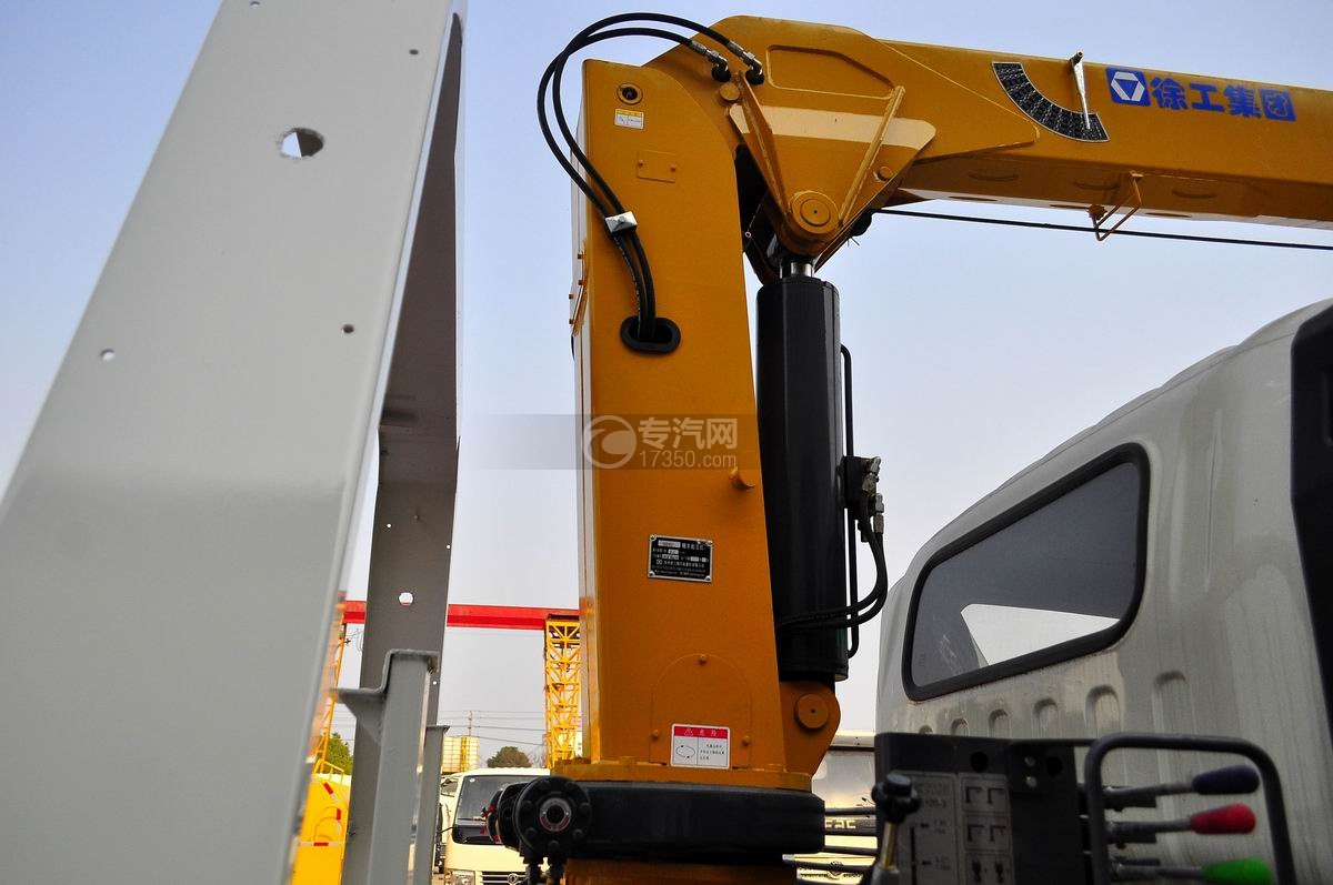 大运奥普力国五一拖二带吊清障车吊机