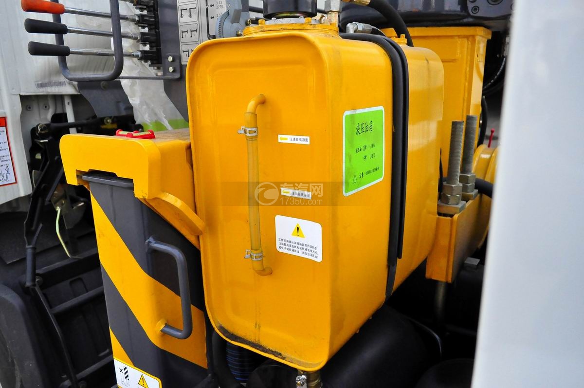 大运奥普力国五一拖二带吊清障车液压油箱