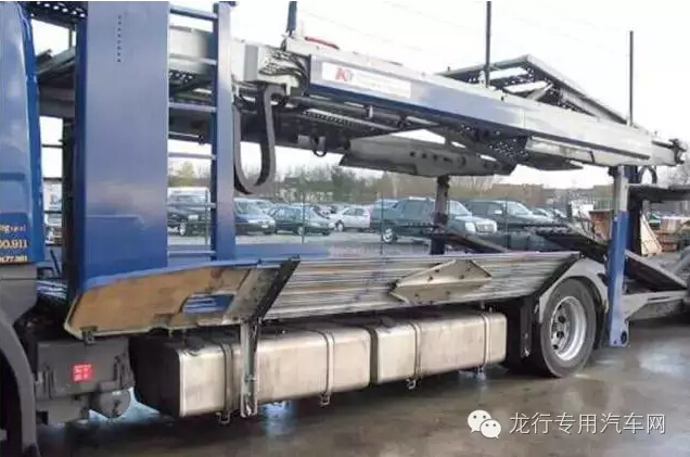 主运输车侧面护栏下的两个并排油箱